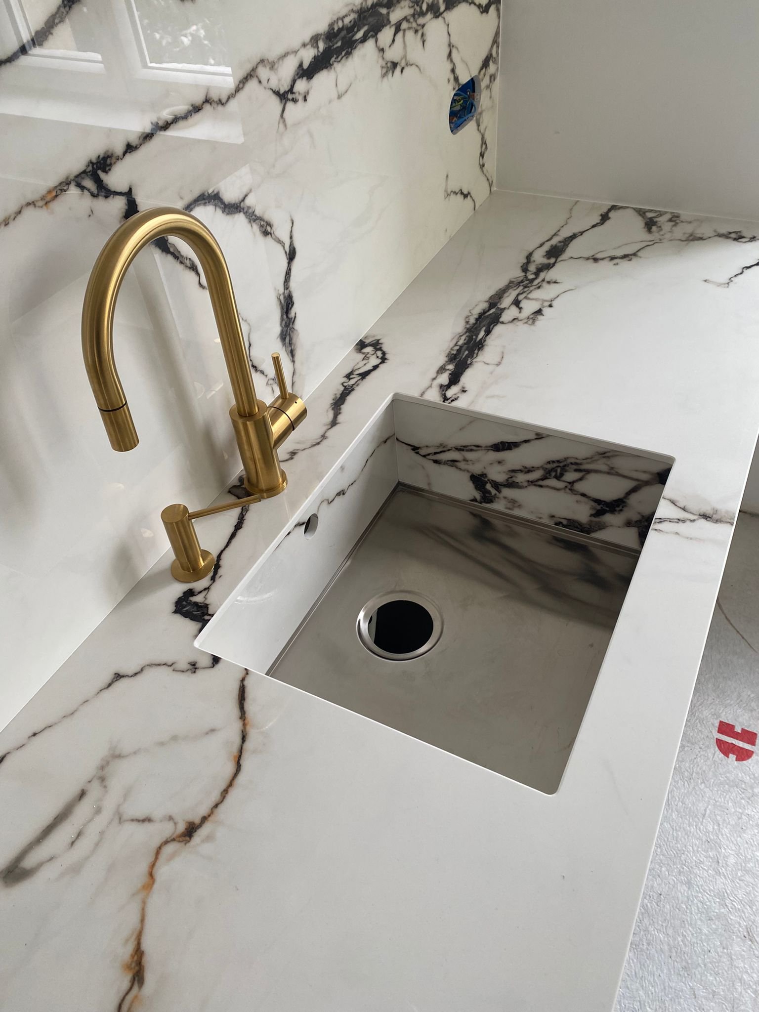 Réalisation Easy Stone — surface en pierre sur mesure